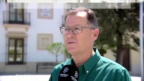 El alcalde de Burguillos, en Sevilla, obligado a patrullar las calles porque el 80% de los policías están de baja El alcalde de Burguillos, en Sevilla, obligado a patrullar las calles porque el 80% de los policías están de baja