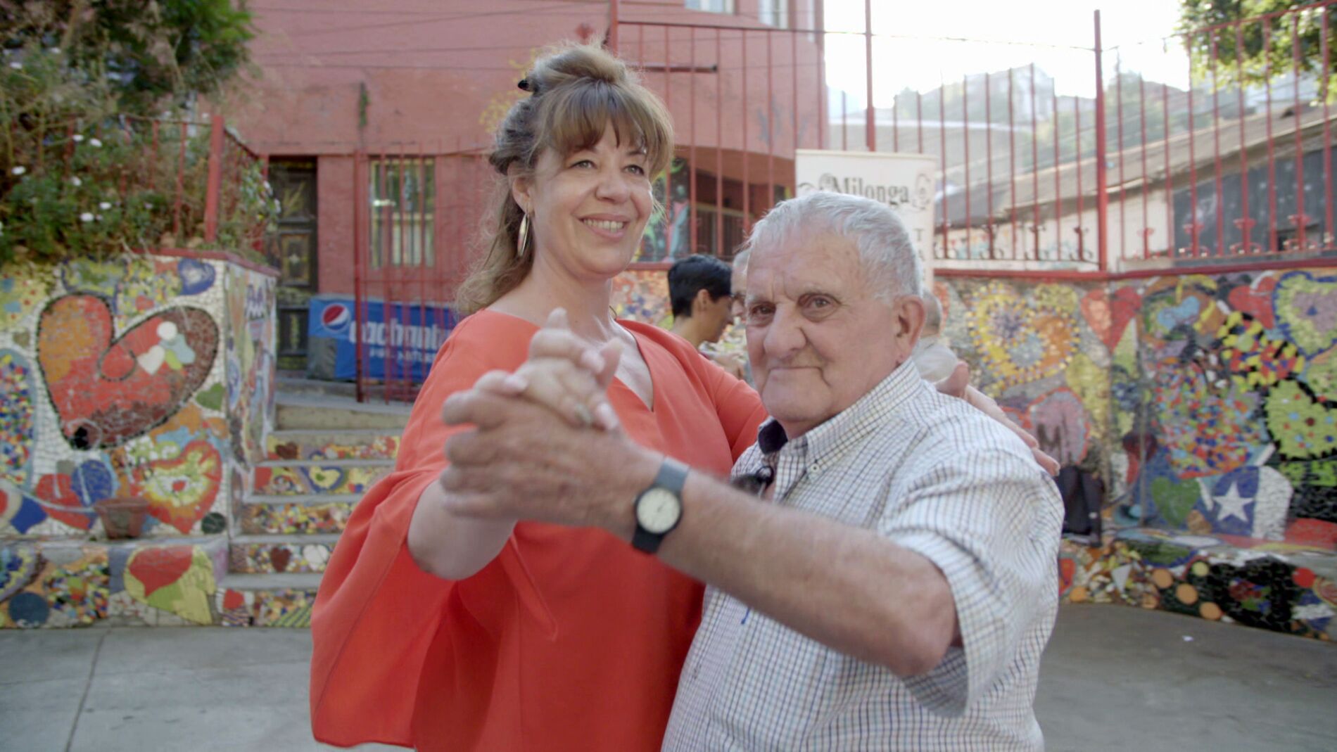 Los viajeros se dejan seducir por el tango: as&iacute; bailan una milonga callejera en Vi&ntilde;a del Mar