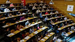 Estudiantes realizando las pruebas de acceso a la universidad Estudiantes realizando las pruebas de acceso a la universidad