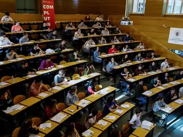 Estudiantes realizando las pruebas de acceso a la universidad Estudiantes realizando las pruebas de acceso a la universidad