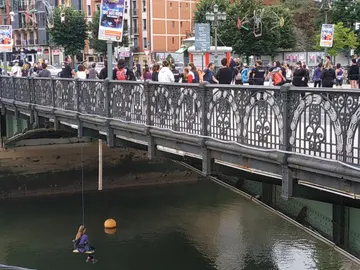 Una de las feministas colgadas del puente Una de las feministas colgadas del puente