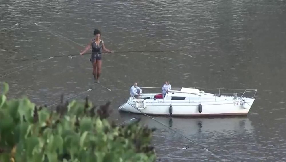 Una funambulista cruza el río Moldava a 35 metros de altura sin arnés