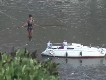 Una funambulista cruza el río Moldava a 35 metros de altura sin arnés Una funambulista cruza el río Moldava a 35 metros de altura sin arnés
