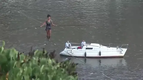 Una funambulista cruza el río Moldava a 35 metros de altura sin arnés Una funambulista cruza el río Moldava a 35 metros de altura sin arnés