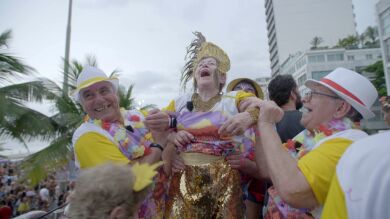 Una reina, el carnaval en Río y un guapo camarero en Ipanema, así ha sido el fin de viaje en Brasil en ‘Por el mundo a los 80’ 