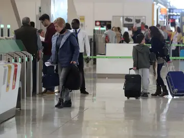 Movimiento de viajeros en el aeropuerto Adolfo Suárez Madrid-Barajas Movimiento de viajeros en el aeropuerto Adolfo Suárez Madrid-Barajas