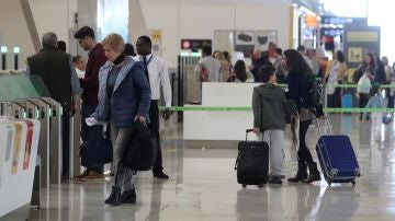 Movimiento de viajeros en el aeropuerto Adolfo Suárez Madrid-Barajas