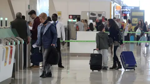 Movimiento de viajeros en el aeropuerto Adolfo Suárez Madrid-Barajas Movimiento de viajeros en el aeropuerto Adolfo Suárez Madrid-Barajas