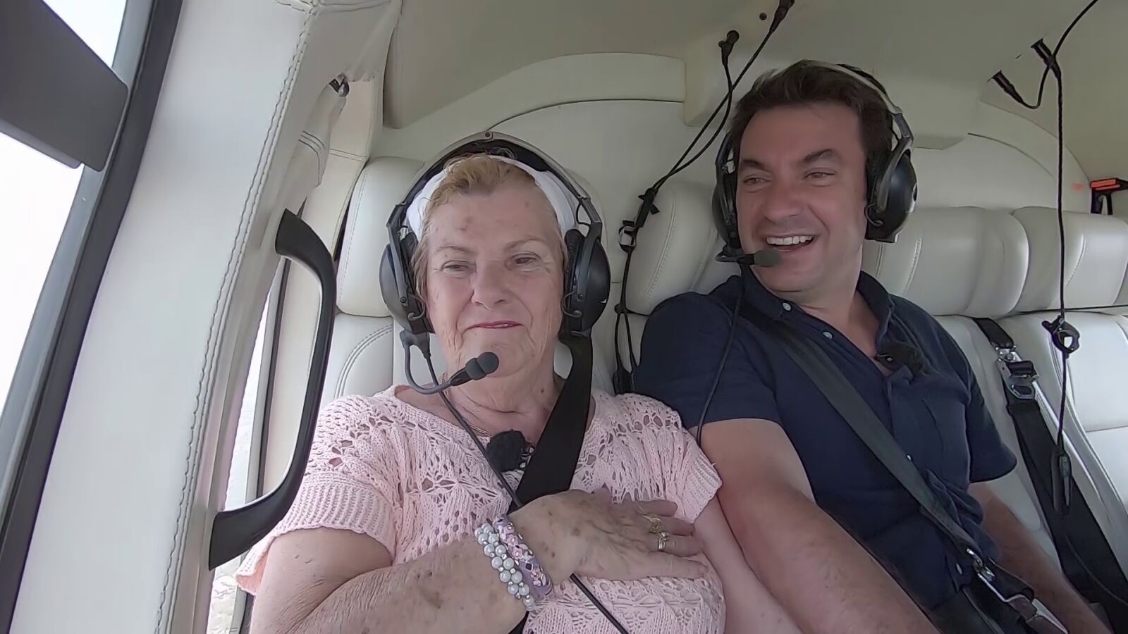 El sueño cumplido de María: vuela en helicóptero para descubrir unas vistas de Río de Janeiro que no las hay “ni en Fuengirola”