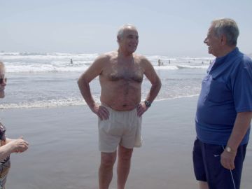 Antonio, el más valiente en la jornada playera de los viajeros al bañarse en las aguas del Pacífico chileno Antonio, el más valiente en la jornada playera de los viajeros al bañarse en las aguas del Pacífico chileno