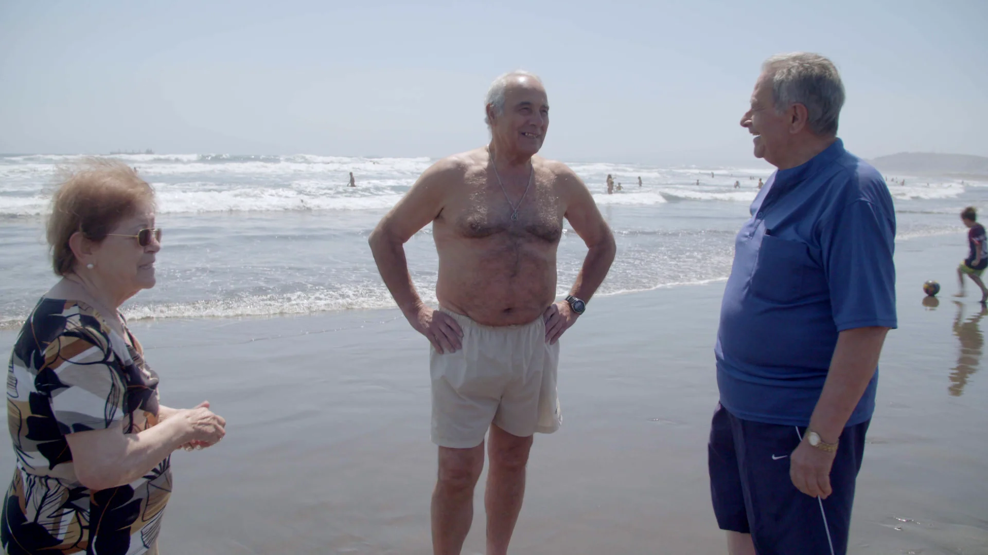 Antonio, el más valiente en la jornada playera de los viajeros al bañarse en las aguas del Pacífico chileno