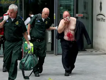 Apuñalan a un hombre cerca de oficinas del gobierno británico Apuñalan a un hombre cerca de oficinas del gobierno británico