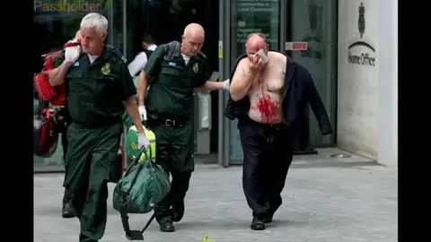Apuñalan a un hombre cerca de oficinas del gobierno británico Apuñalan a un hombre cerca de oficinas del gobierno británico