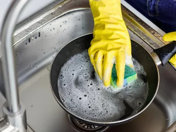 Fregando sartenes Fregando sartenes