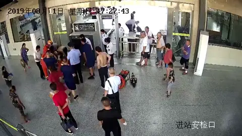 Rescatan a un niño que se había quedado atrapado en la cinta de seguridad Rescatan a un niño que se había quedado atrapado en la cinta de seguridad