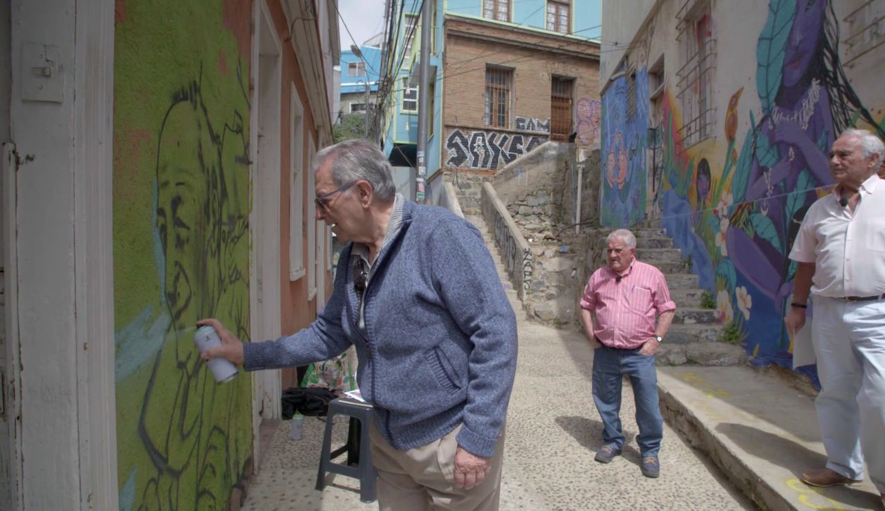 ‘Grafiteros’ a los 80: así se sumergen los viajeros en el arte urbano de Valparaíso