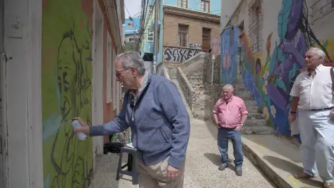 ‘Grafiteros’ a los 80: así se sumergen los viajeros en el arte urbano de Valparaíso ‘Grafiteros’ a los 80: así se sumergen los viajeros en el arte urbano de Valparaíso