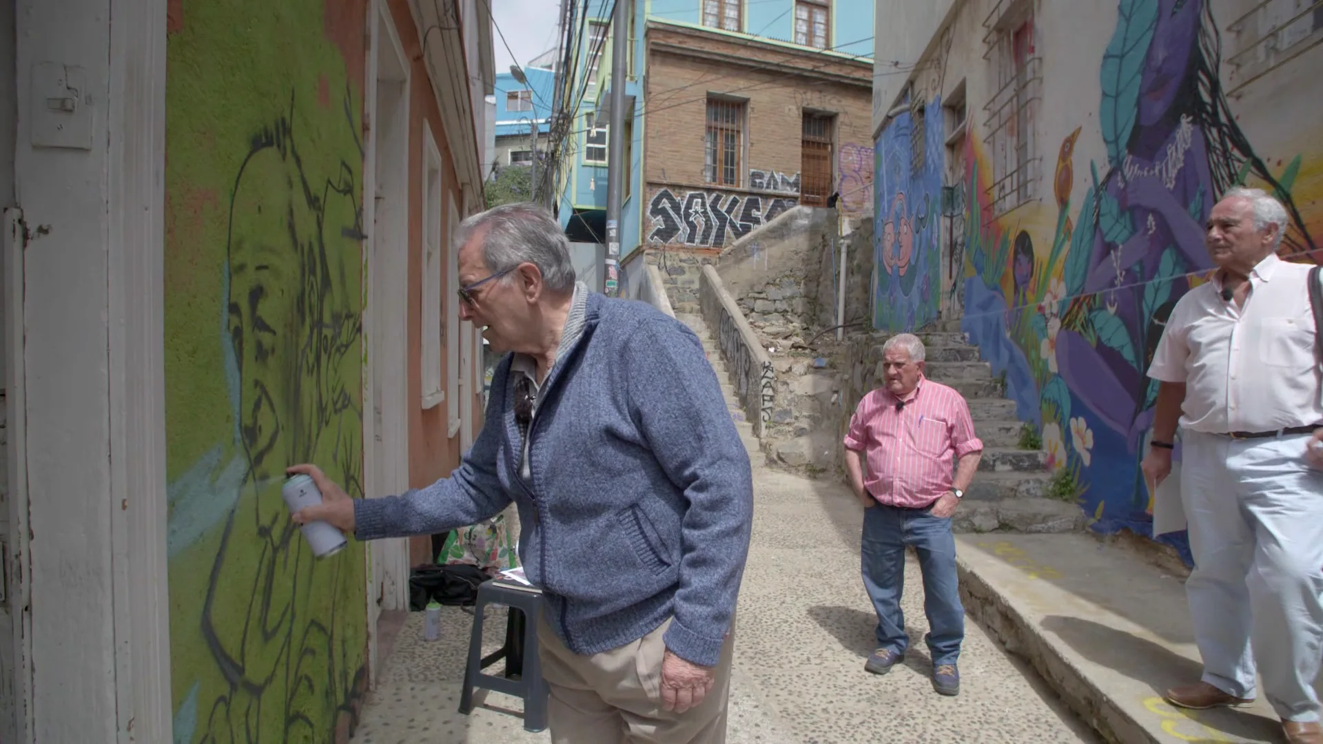 ‘Grafiteros’ a los 80: así se sumergen los viajeros en el arte urbano de Valparaíso