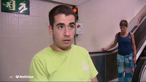 Álex, el chico en silla de ruedas que no puede acceder al Metro de Barcelona por los problemas de accesibilidad Álex, el chico en silla de ruedas que no puede acceder al Metro de Barcelona por los problemas de accesibilidad