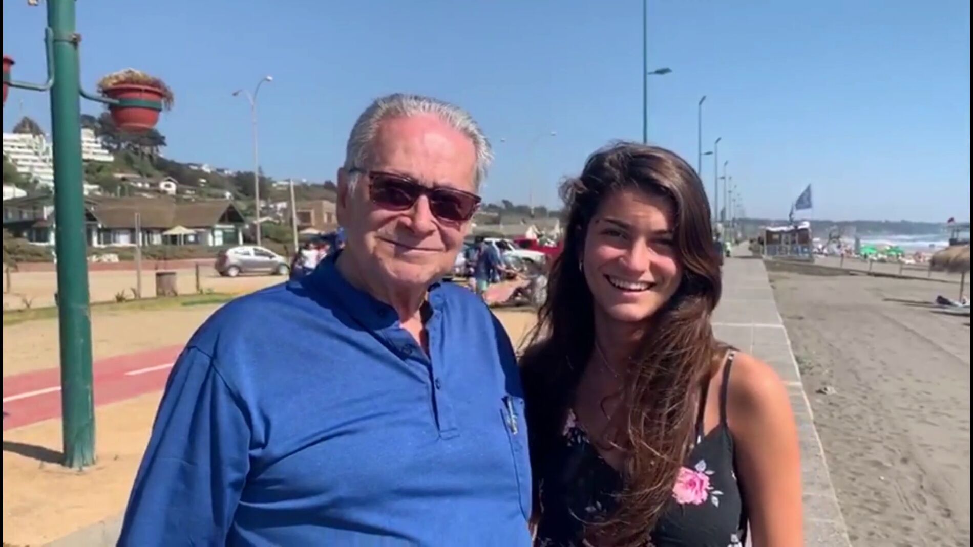 Francisca hace un amigo en la playa en 'Por el mundo a los 80'