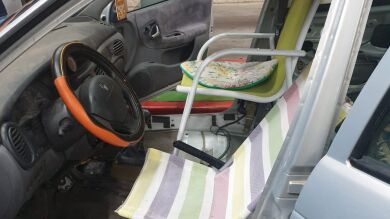 Inmovilizado un vehículo con sillas de playa y una hamaca como asientos 