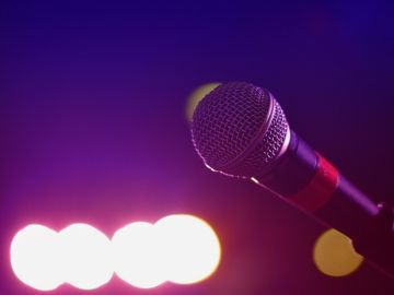 Imagen de un micrófono en un karaoke Imagen de un micrófono en un karaoke