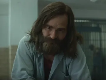 Damon Herriman como Charles Manson en 'Mindhunter' Damon Herriman como Charles Manson en 'Mindhunter'