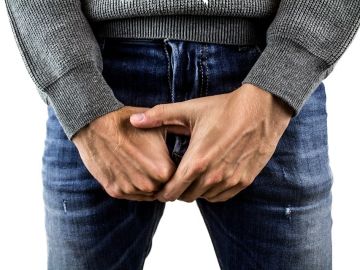Hombre agarrando sus genitales Hombre agarrando sus genitales