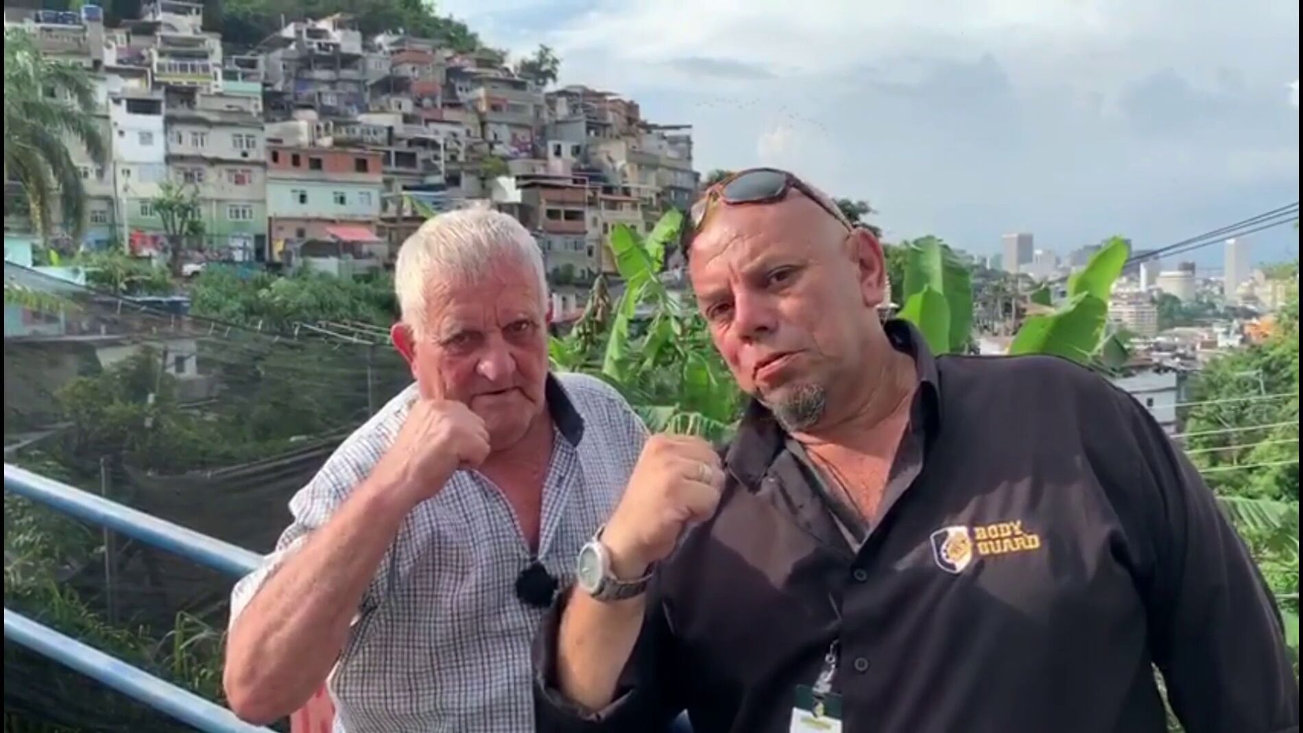 Francisco y su guardaespaldas en 'Por el mundo a los 80'