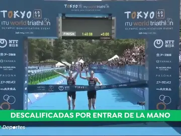 Descalifican a dos triatletas por provocar un empate: llegaron a la meta de la mano Descalifican a dos triatletas por provocar un empate: llegaron a la meta de la mano