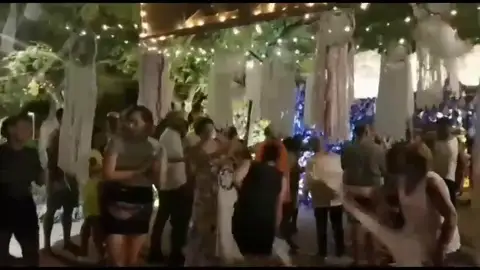 Destrozan el decorado de unos vecinos en las fiestas de Gràcia al considerarlo racista Destrozan el decorado de unos vecinos en las fiestas de Gràcia al considerarlo racista
