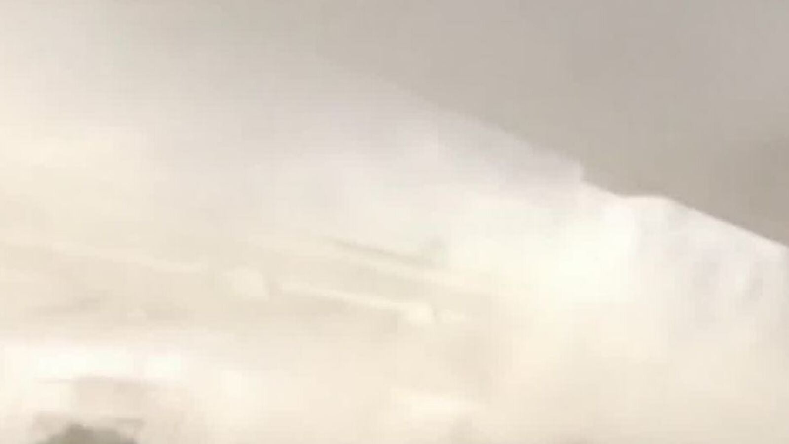 Alarma entre los pasajeros de un avión al llenarse la cabina de una densa niebla