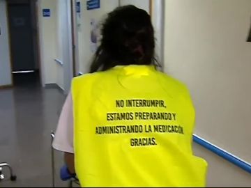Enfermeros de Valencia visten chalecos especiales para que los familiares de pacientes no les molesten