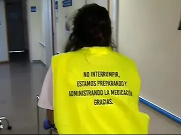 Enfermeros de Valencia visten chalecos especiales para que los familiares de pacientes no les molesten Enfermeros de Valencia visten chalecos especiales para que los familiares de pacientes no les molesten