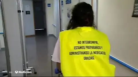 Enfermeros de Valencia visten chalecos especiales para que los familiares de pacientes no les molesten Enfermeros de Valencia visten chalecos especiales para que los familiares de pacientes no les molesten