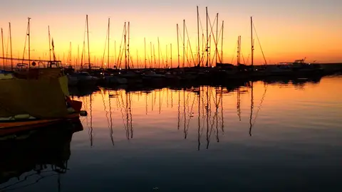 Amanecer en Fuengirola Los barcos, el agua y una luz espectacular