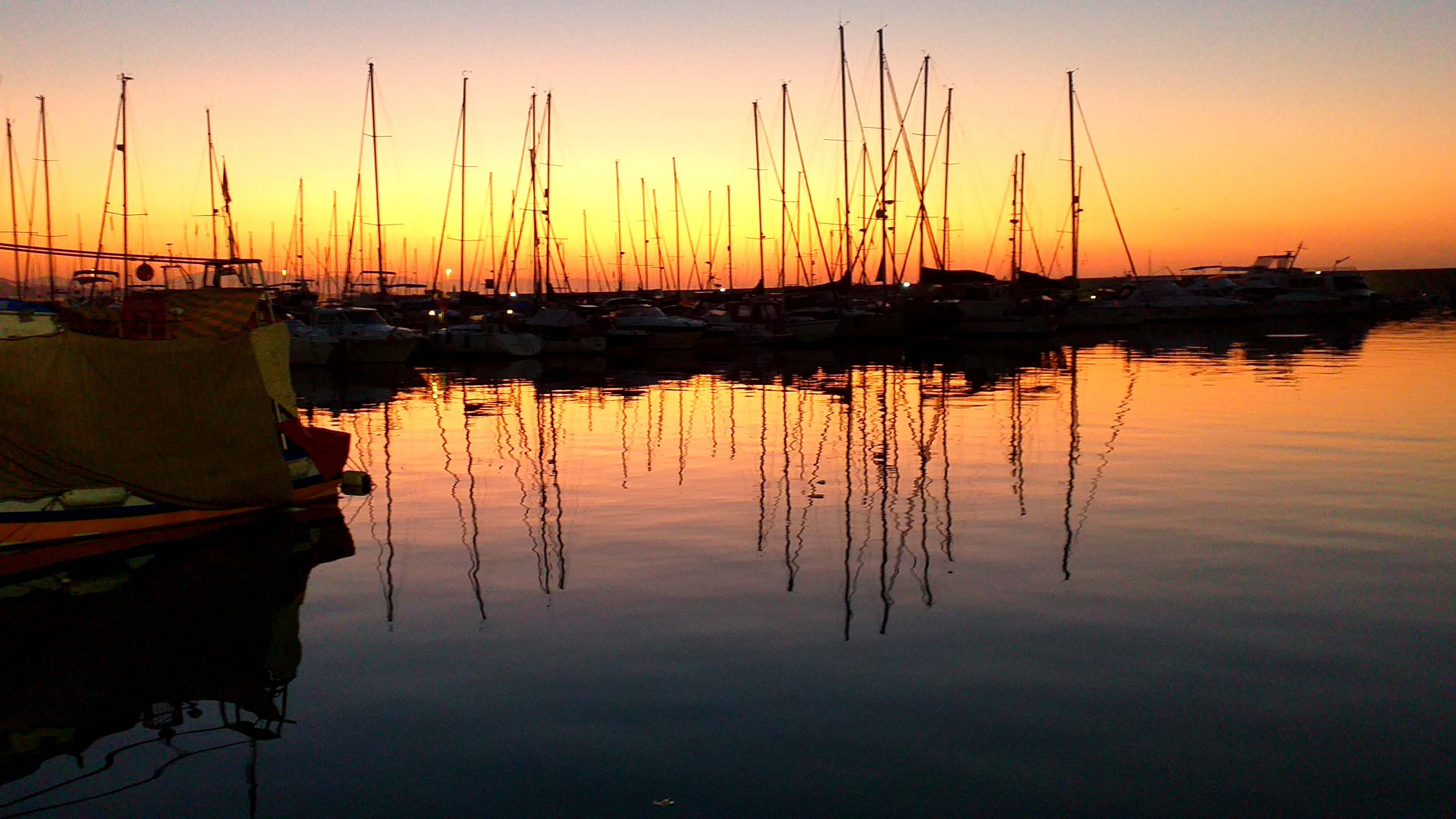 Amanecer en Fuengirola Los barcos, el agua y una luz espectacular