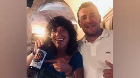 La polémica publicación de Teresa Jordá en la que aparece con la cerveza 'Fuck Spain' La polémica publicación de Teresa Jordá en la que aparece con la cerveza 'Fuck Spain'