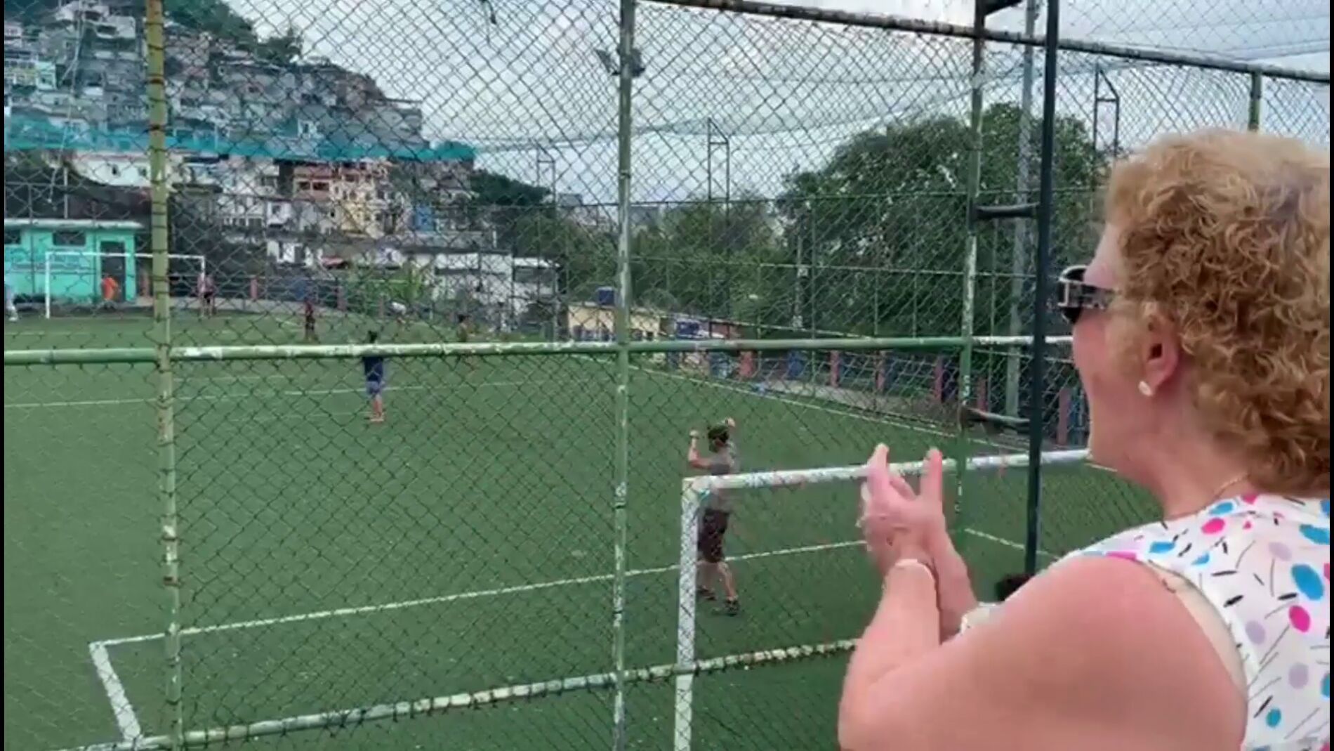 Partido de f&uacute;tbol en 'Por el mundo a los 80'