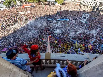 El momento del chupinazo en las fiestas de Bilbao El momento del chupinazo en las fiestas de Bilbao