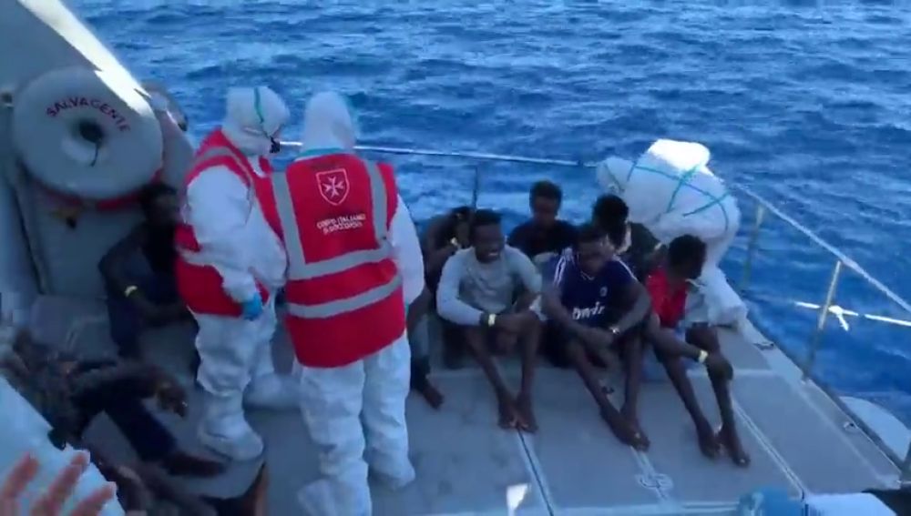REEMPLAZO Los 27 menores no acompañados a bordo del Open Arms son evacuados a Lampedusa