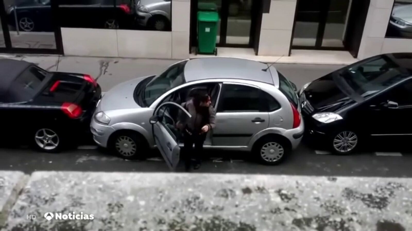 Las multas por aparcar sin respetar las distancias de seguridad llegan a los 200 euros