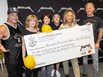 El grupo entregando el cheque El grupo entregando el cheque