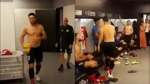 Aritz Aduriz es ovacionado por sus compañeros Aritz Aduriz es ovacionado por sus compañeros