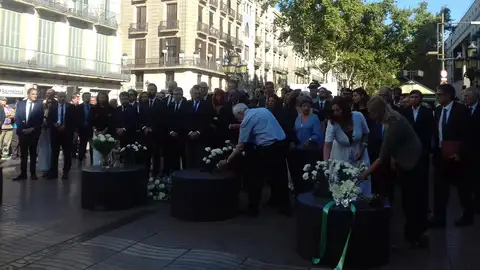 Depositan claveles Depositan claveles