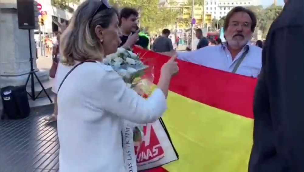 Polémica por la presencia de una bandera española en el homenaje a las víctimas del 17A