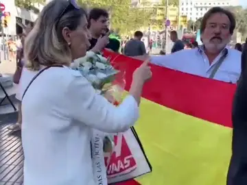 Polémica por la presencia de una bandera española en el homenaje a las víctimas del 17A Polémica por la presencia de una bandera española en el homenaje a las víctimas del 17A