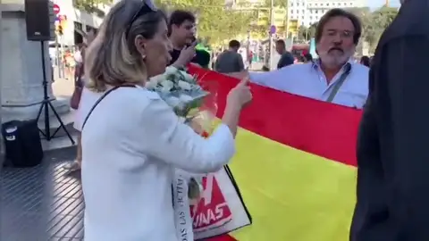 Polémica por la presencia de una bandera española en el homenaje a las víctimas del 17A Polémica por la presencia de una bandera española en el homenaje a las víctimas del 17A