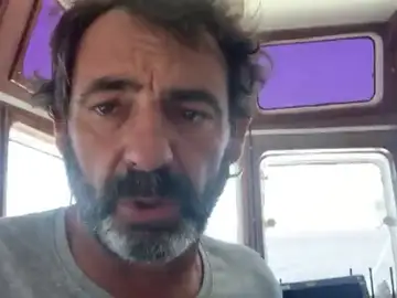 Óscar Camps reclama la ayuda de Pedro Sánchez: "Perdone que le moleste en sus vacaciones, pero somos ciudadanos españoles" Óscar Camps reclama la ayuda de Pedro Sánchez: "Perdone que le moleste en sus vacaciones, pero somos ciudadanos españoles"