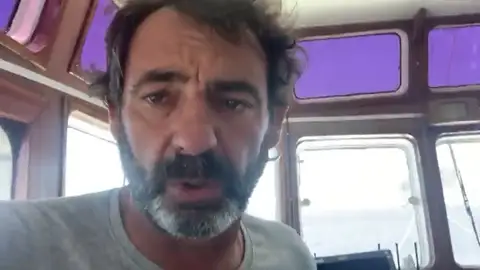 Óscar Camps reclama la ayuda de Pedro Sánchez: "Perdone que le moleste en sus vacaciones, pero somos ciudadanos españoles" Óscar Camps reclama la ayuda de Pedro Sánchez: "Perdone que le moleste en sus vacaciones, pero somos ciudadanos españoles"
